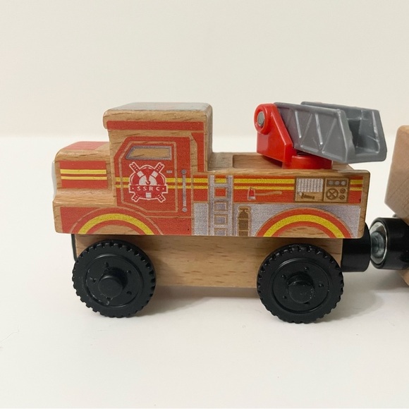 Thomas & Friends Wooden Flynn and Flynns Tender Train - Picture 3 of 16